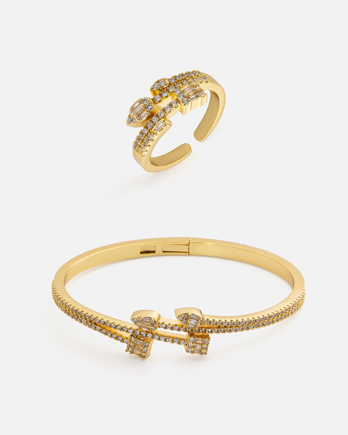 ‎ طقم نسائي ملفت بلون ذهبي